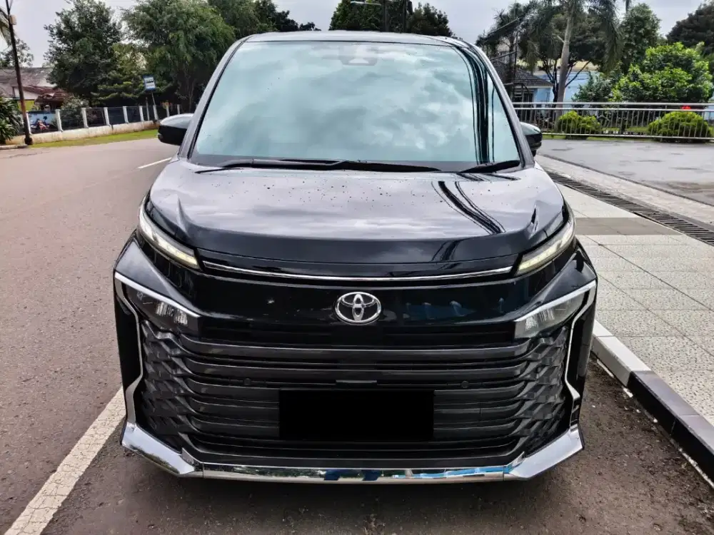 Low KM. 17rb Toyota Voxy 2.0 AT Hitam 2023 Pakai sendiri
