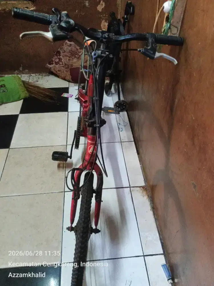 Sepada lipat dengan kondisi bekas dan minus