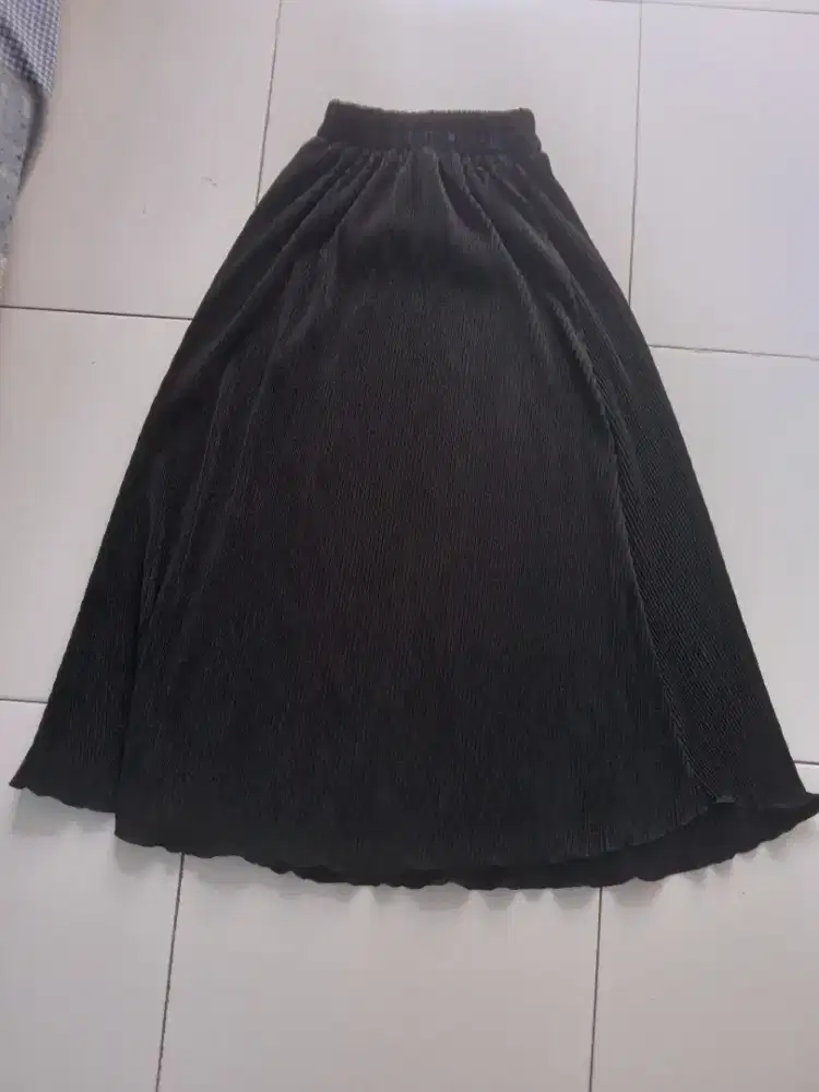 Rok plisket hitam