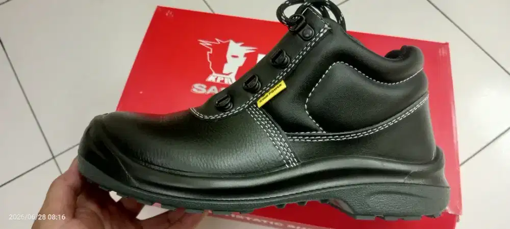 Sepatu safety baru
