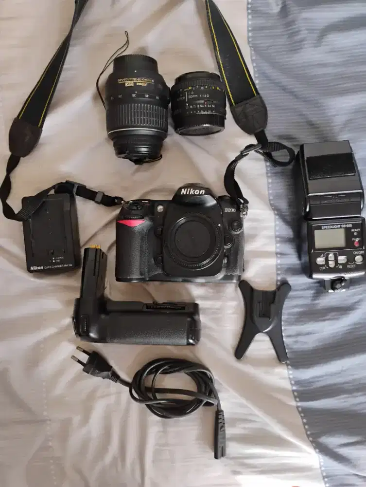 Kamera DSLR Nikon D200 Kit Lengkap  Lensa Battery Grip Flash External