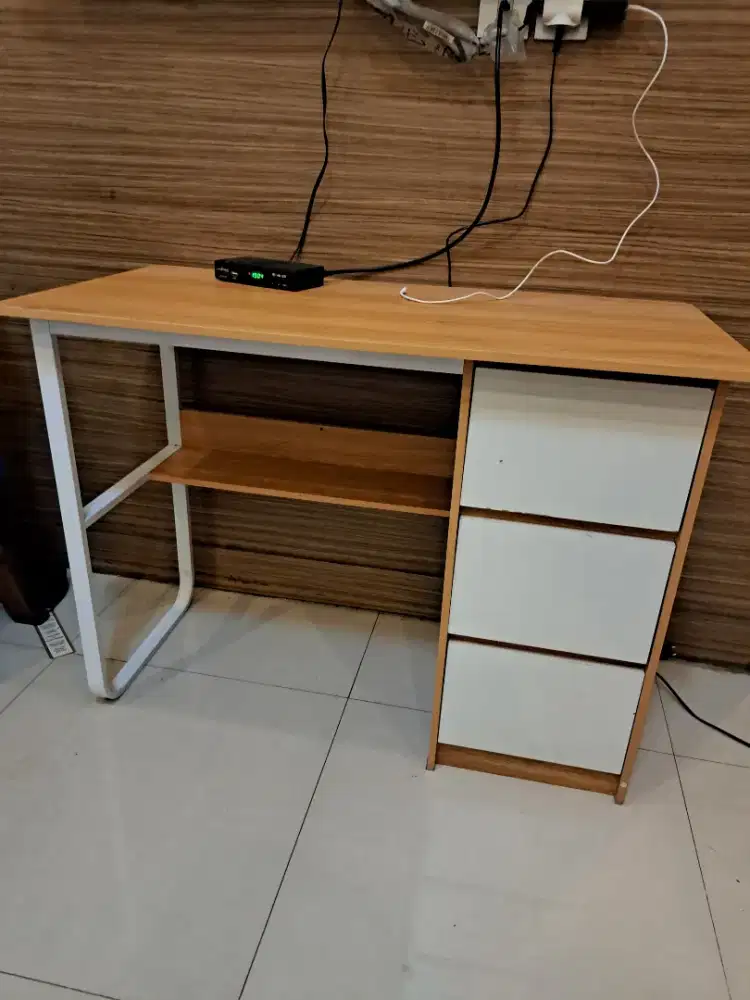 Meja Belajar untuk Anak