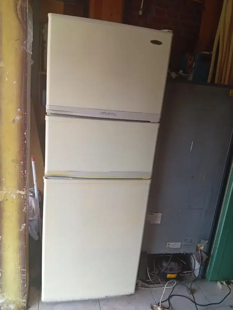 Kulkas bekas 3 pintu Mer Golstar kea atas bw dingin