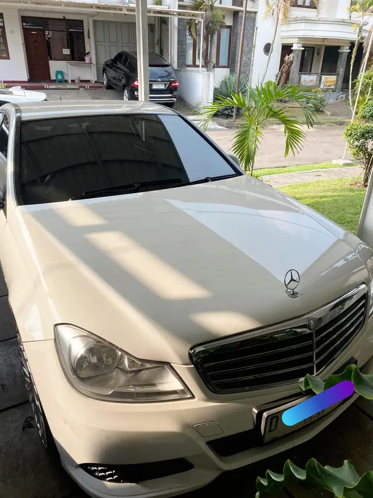 Mercedes-Benz C200 2012 Low KM