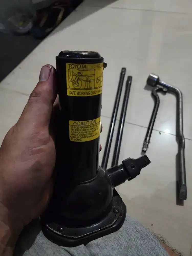 Dongkrak original toyota fortuner innova hilux