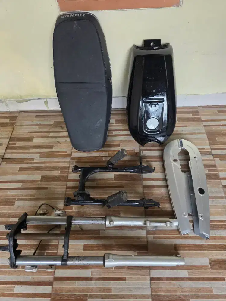 Jual Murah Shock, arm, jok, tengki, dan tutup rantai Honda GL100
