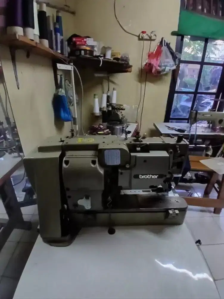 Mesin lobang kancing brother B814