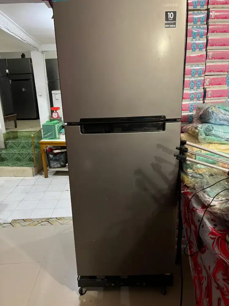 Samsung Kulkas 2 pintu 203L Dipakai 6 bulan