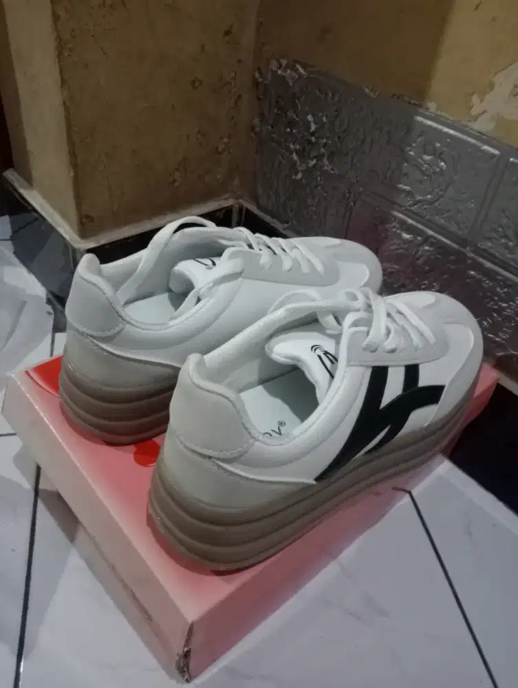 Sneaker cwe kondisi baru