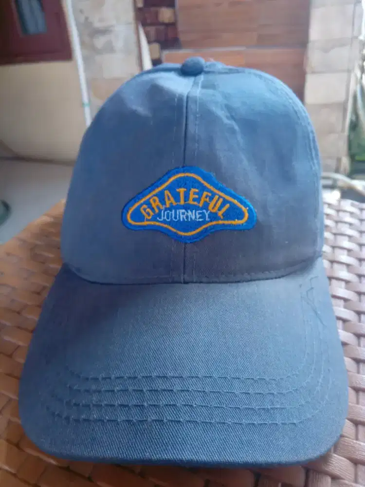 Topi LV hitam dan abu