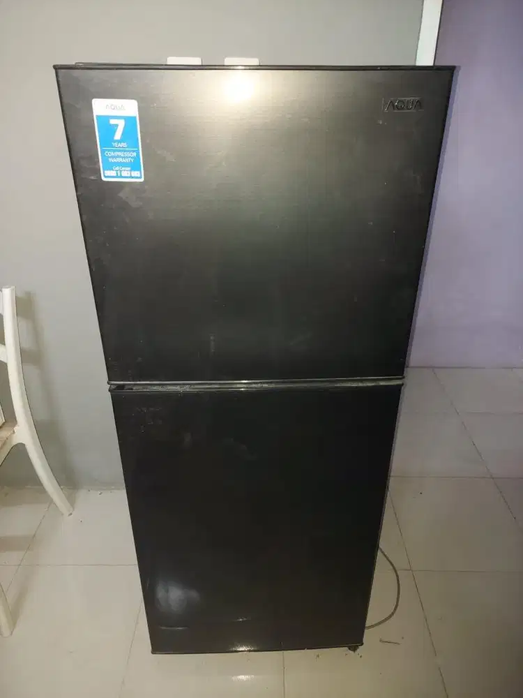 Kulkas 2 pintu 18000merk Aqua - Lemari Es merk Aqua