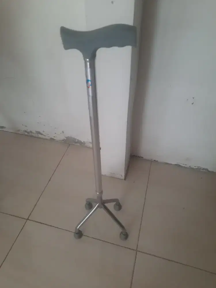 Dijual sepaket alat bantu jalan (kruk dan tongkat)