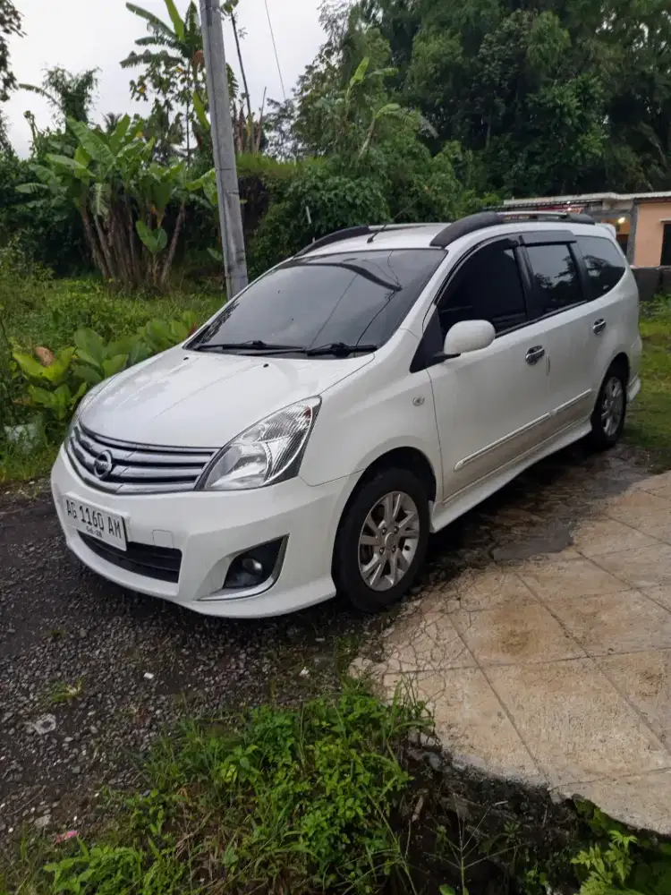 Nissan grand Livina XV 1,5 MT