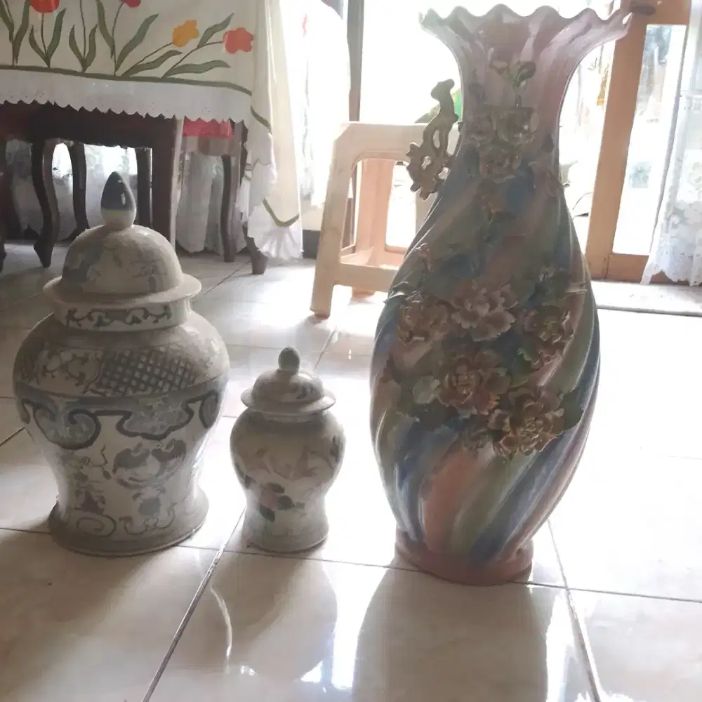 DIJUAL CEPAT 3 GUCI ANTIK HIASAN DLM RMH KONDISI BAIK TIDAK ADA MINUS.