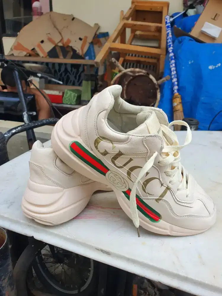 Sepatu preloved