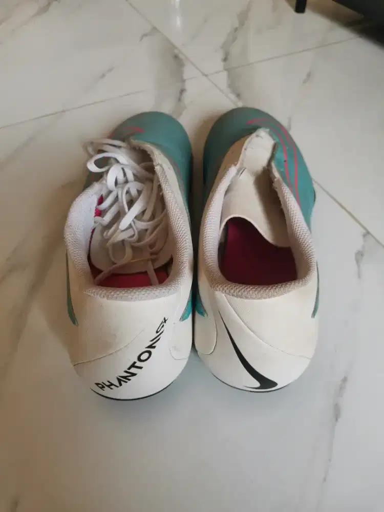 Sepatu bola nime phantom