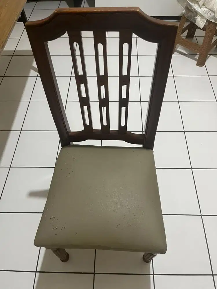 Kursi makan bekas