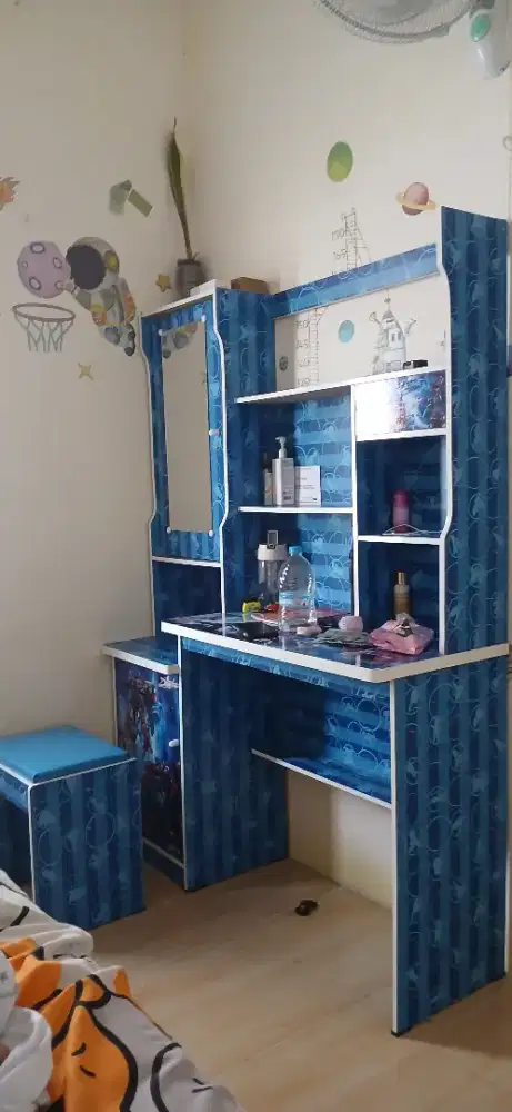 Meja belajar anak