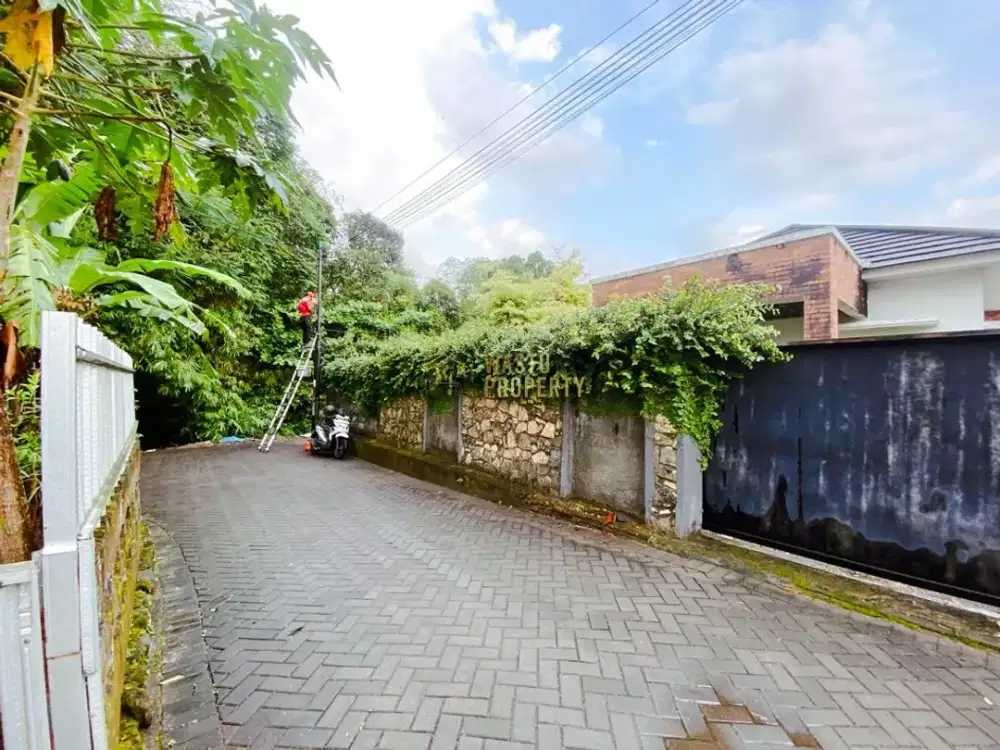 Tanah Luas Bonus Rumah, 550 Meter Dari Kampus UTY