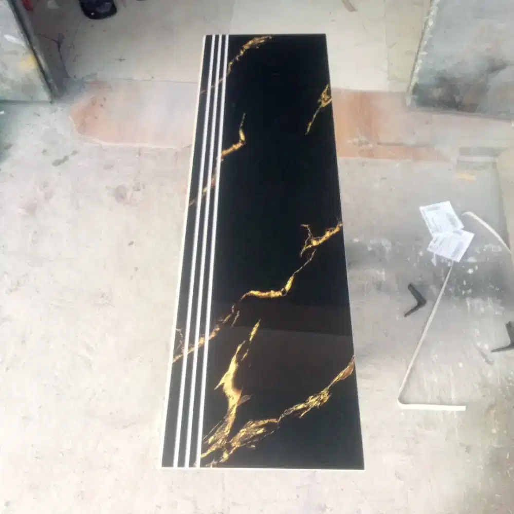 Granit Pijakan tangga Elegan Hitam Glosy /kilap Ukuran 30x120