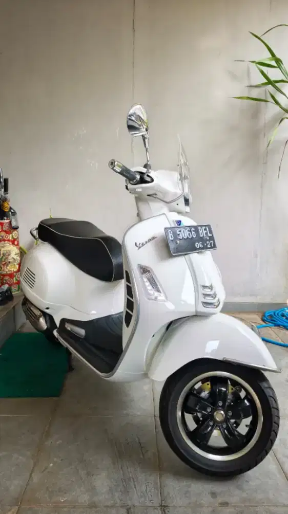 Vespa GTS I-Get ABS Putih 2022 Km 178Perak