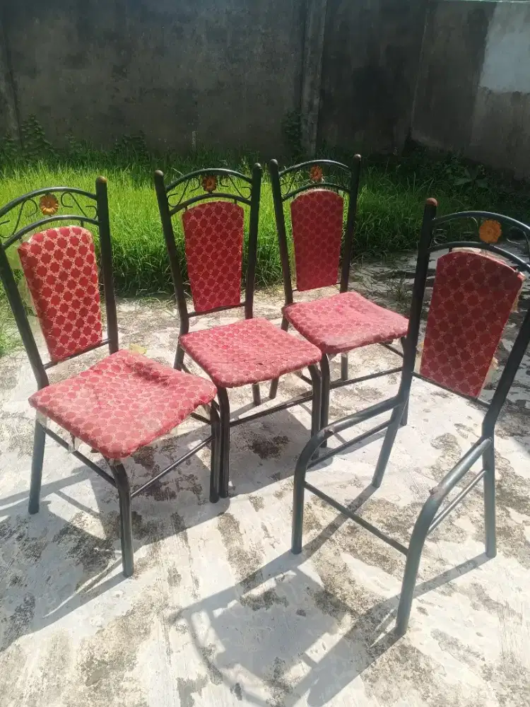 4 Kursi untuk duduk