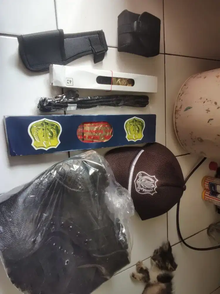 Sepatu Pdl dan Topi Security