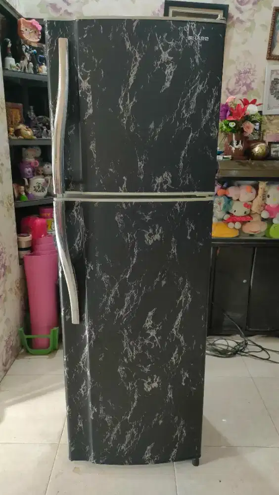 Kulkas 2 pintu tinggi merk sharp siap pakai