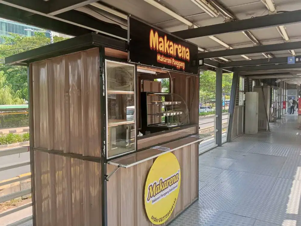 Jaga Booth Makanan Di halte Transjakarta Cempaka Mas,