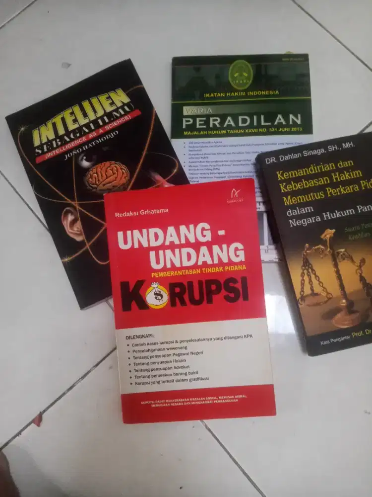 Diberikan gratis buku2 hukum.