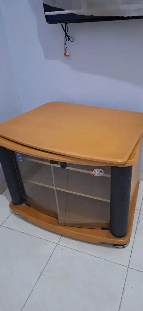 Meja tv tabung bisa diputar