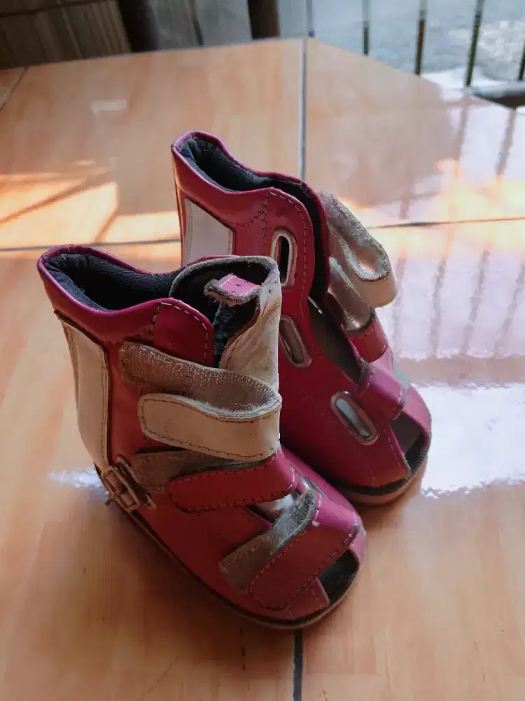 Sepatu khusus anak kaki flat