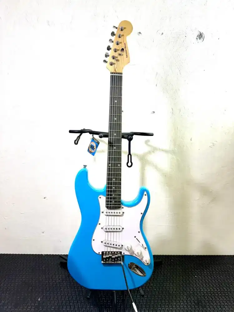 GITAR ELEKTRIK MODEL. STRATOCASTER