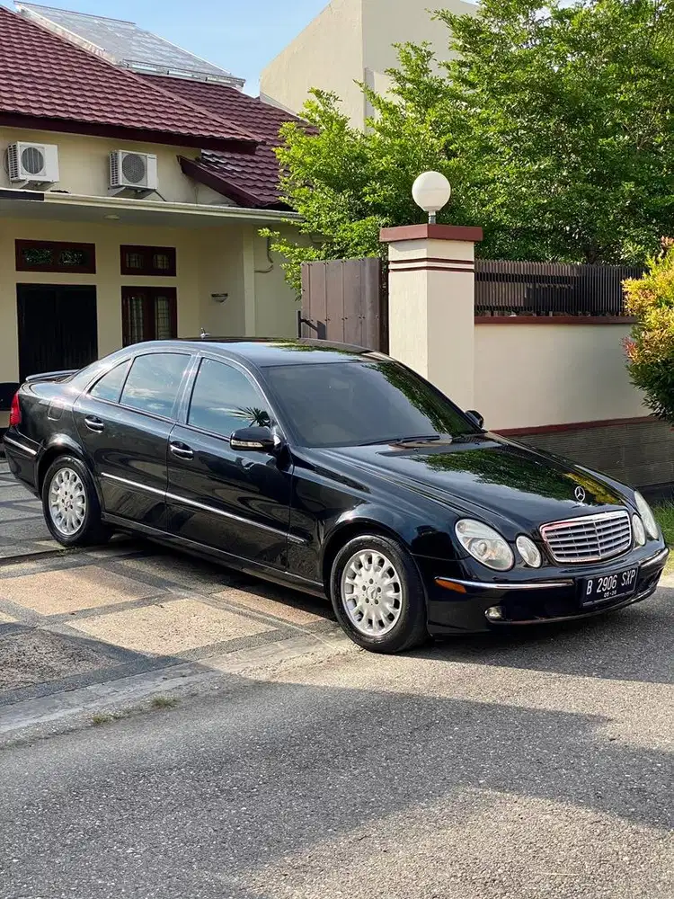 Mercedes-Benz W211 E240 AT 2005 Hitam.