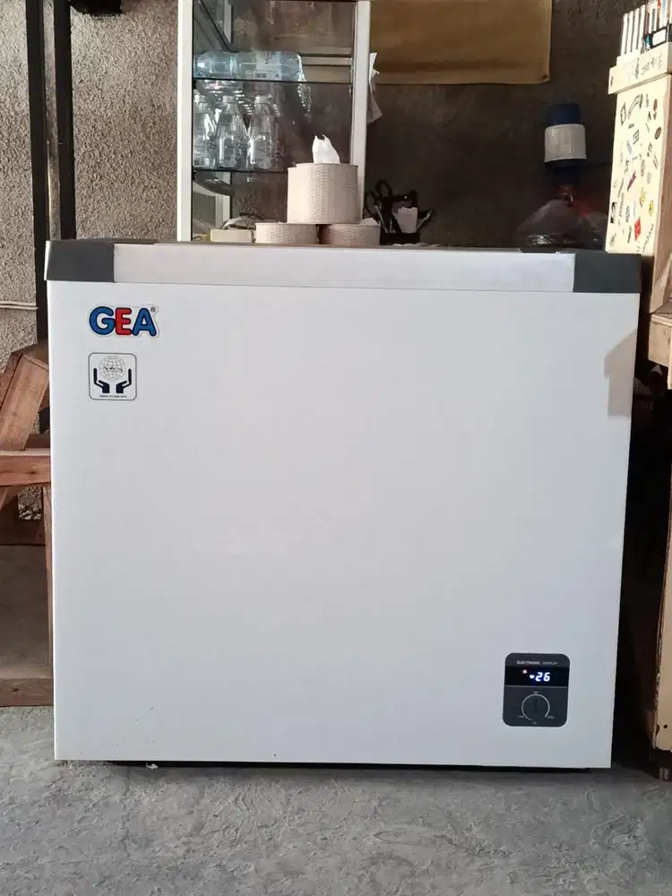 Freezer GEA 200L slide kaca like new