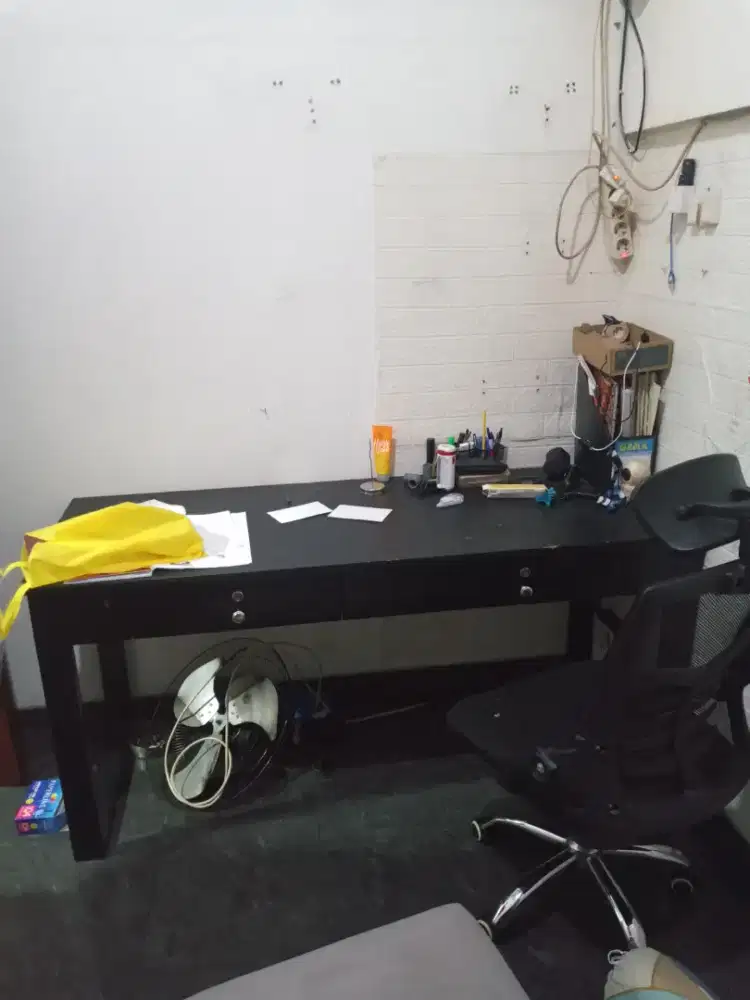 Meja kerja:160x60 tinggi 75 ada laci+konci
