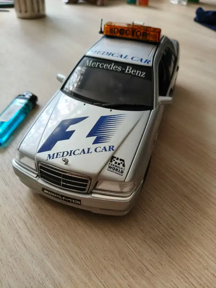 Diecast UT Models 1/18 Mercedes-Benz C-Class W202 F1 Medical Car  Rare