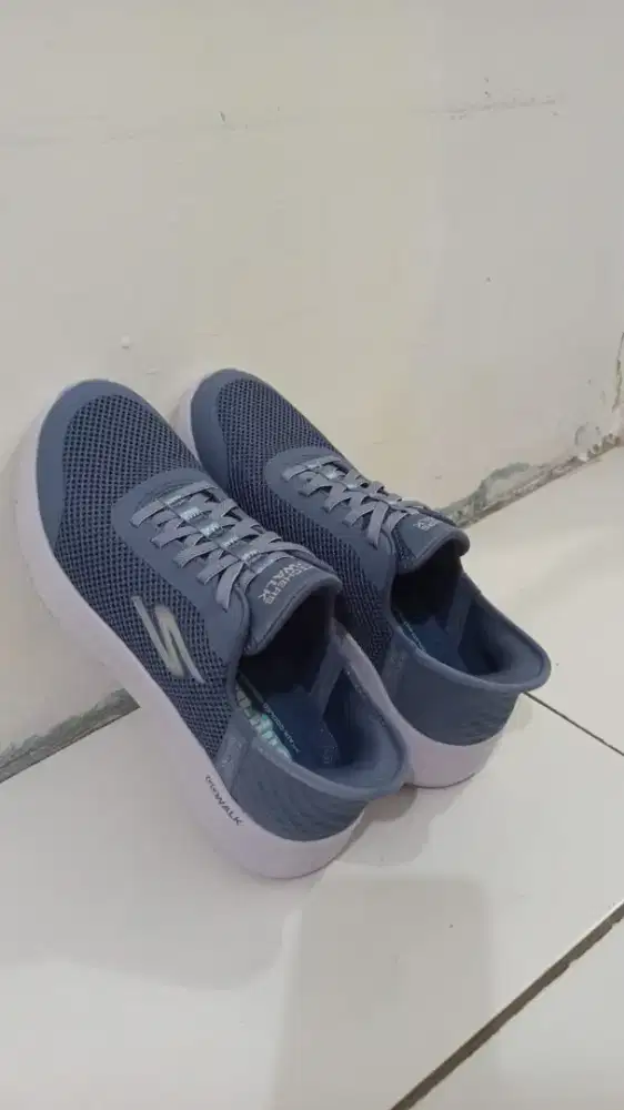 SEPATU SKECHERS