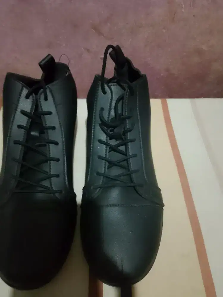 Sepatu pria merk molinic