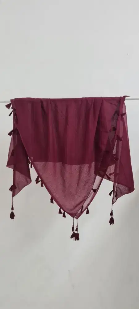 Jilbab segiempat maroon rumbai, jilbab segiempat paris