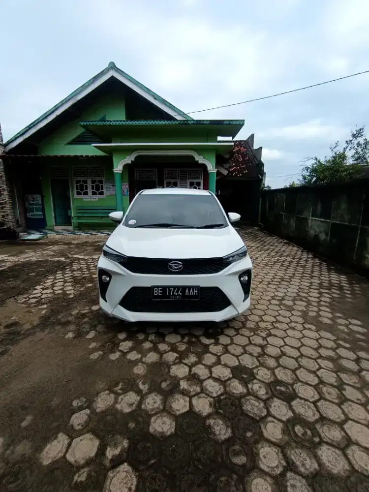Di jual xenia 2021 at 180 nego depan mobil