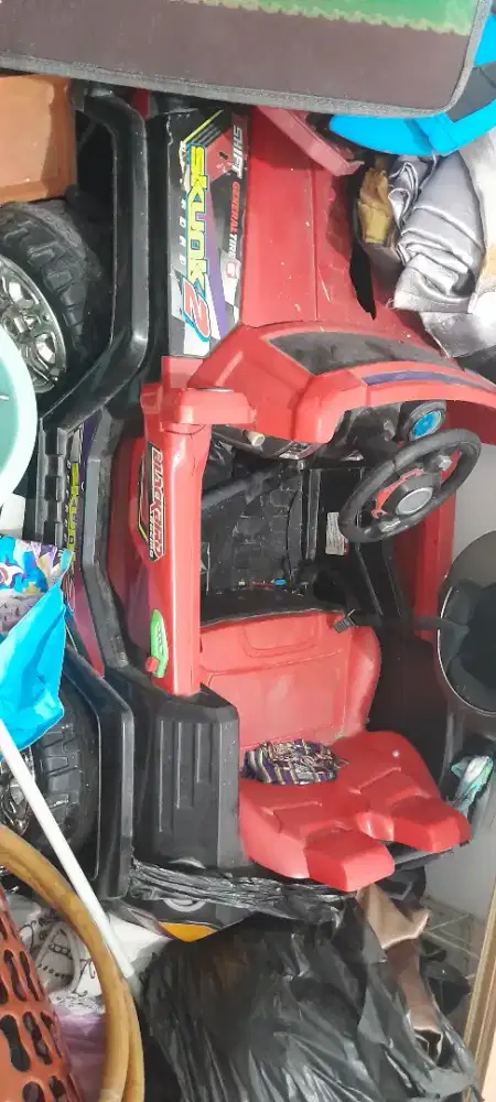 Mobil aki anak besar tapi rusak