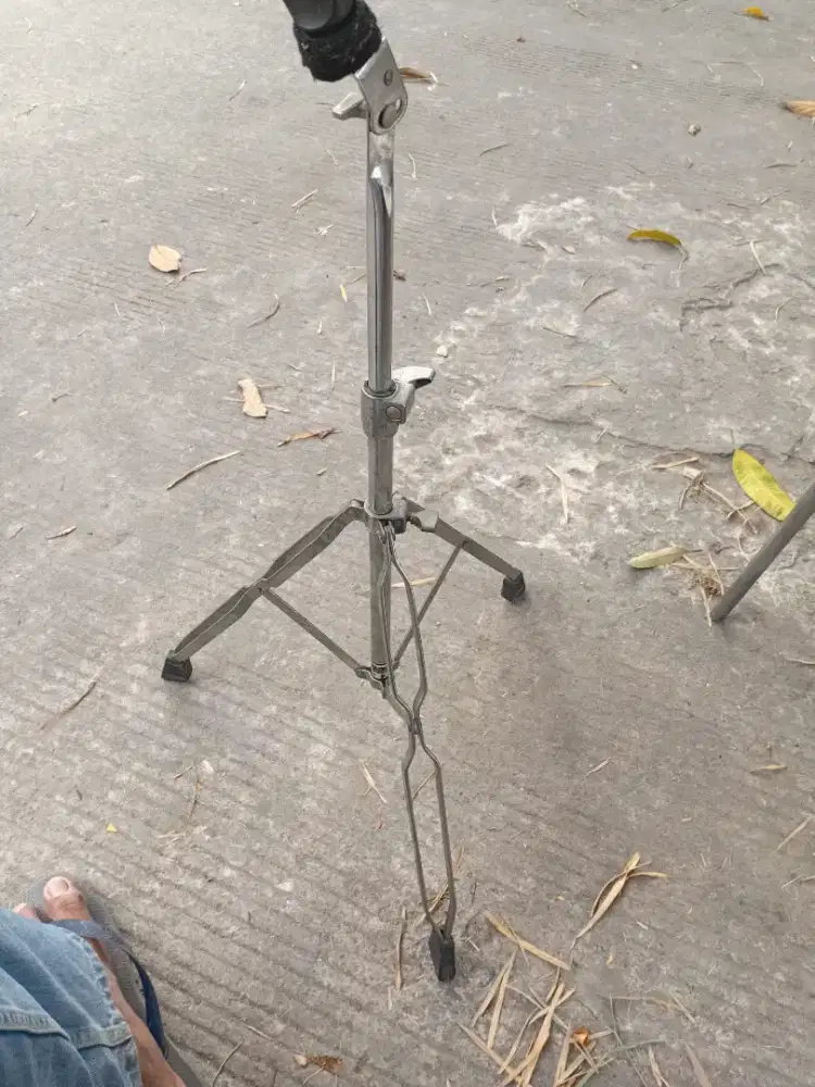 Stand cymbal rolling