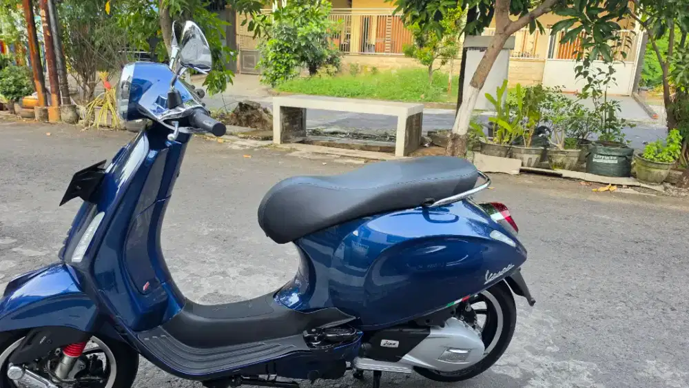 Vespa Primavera 150 ABS 2022 Navy iGet KM 28rb Mulus Surat Lengkap