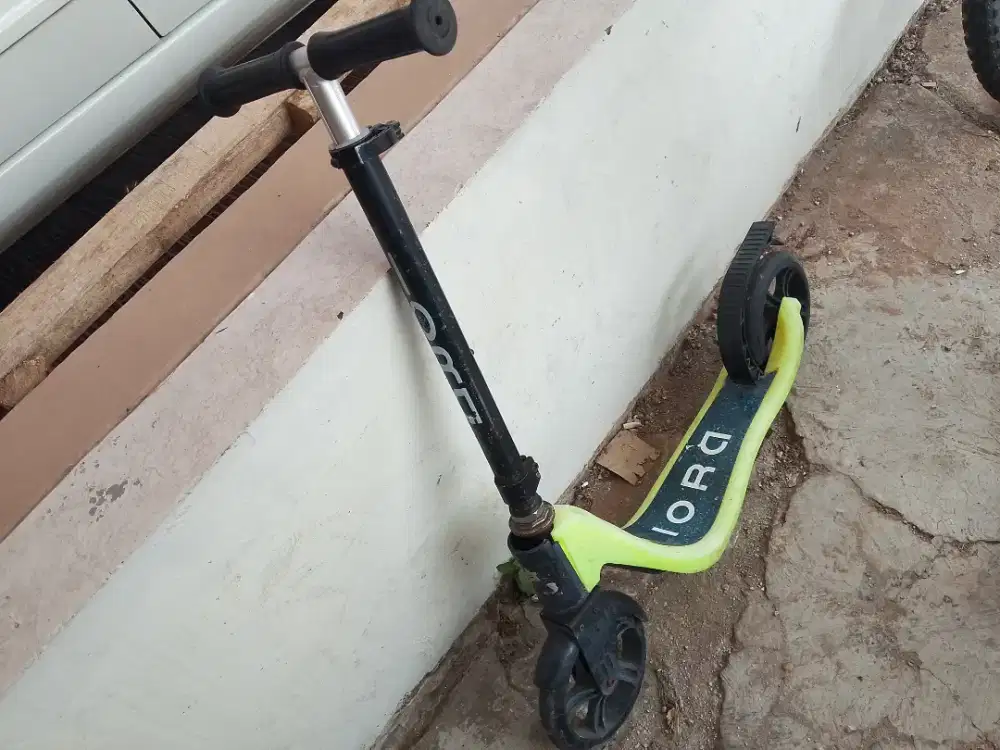 Skuter IORA warna kuning