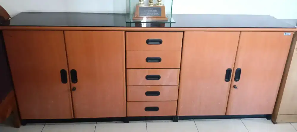 Kabinet Serba Guna 4 pintu 5 paci + alas kaca