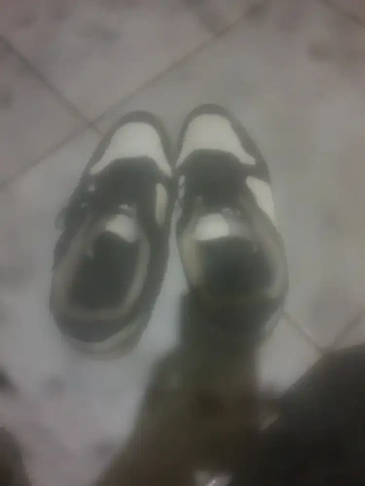Sepatu bekas pemakaian