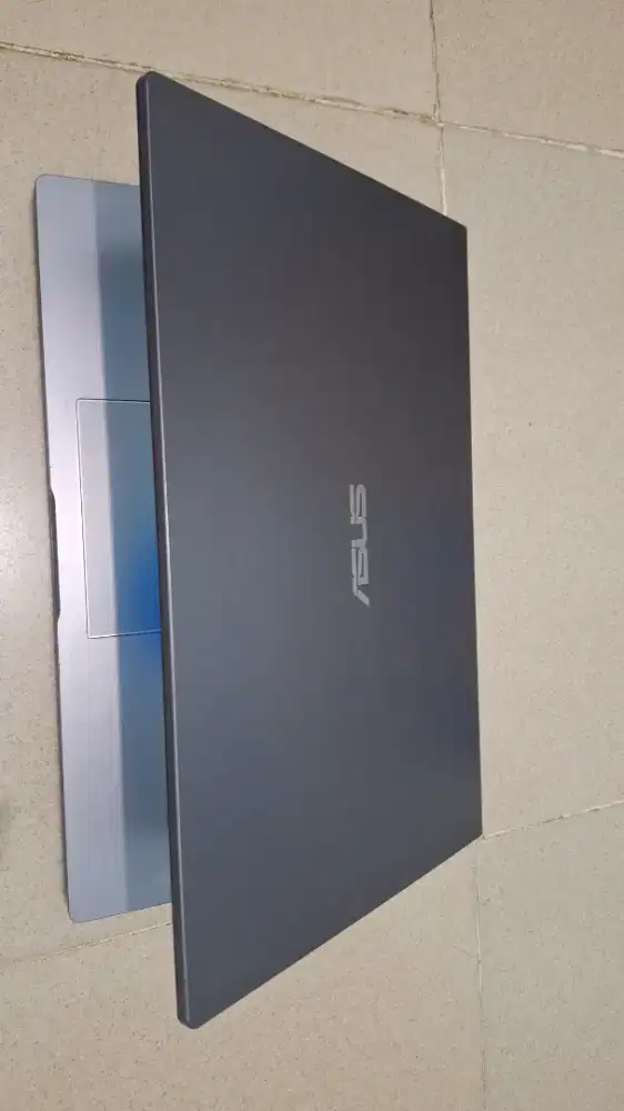 Bismiah dijual laptop asus vivobook slim reyzen3 siap pakai