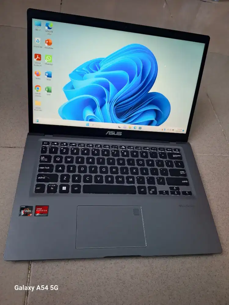 Bismiah dijual laptop asus vivobook slim reyzen3 siap pakai