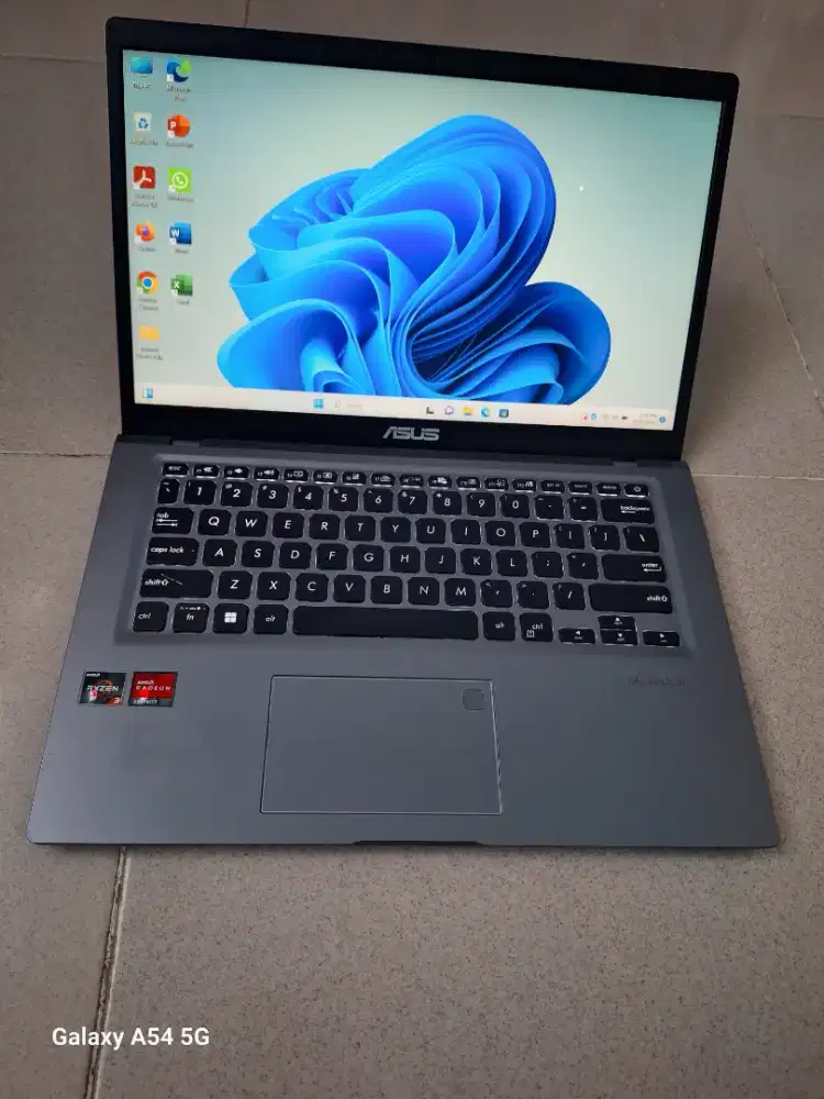 Bismiah dijual laptop asus vivobook slim reyzen3 siap pakai